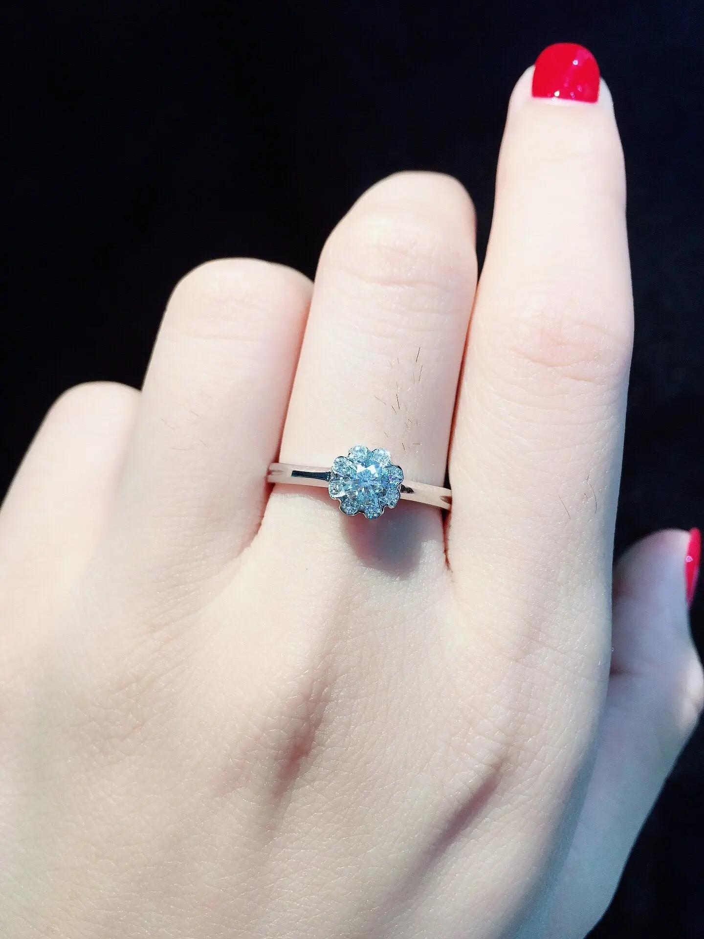 Кольцо из чистого золота 18 карат с натуральными бриллиантами красивое кольцо