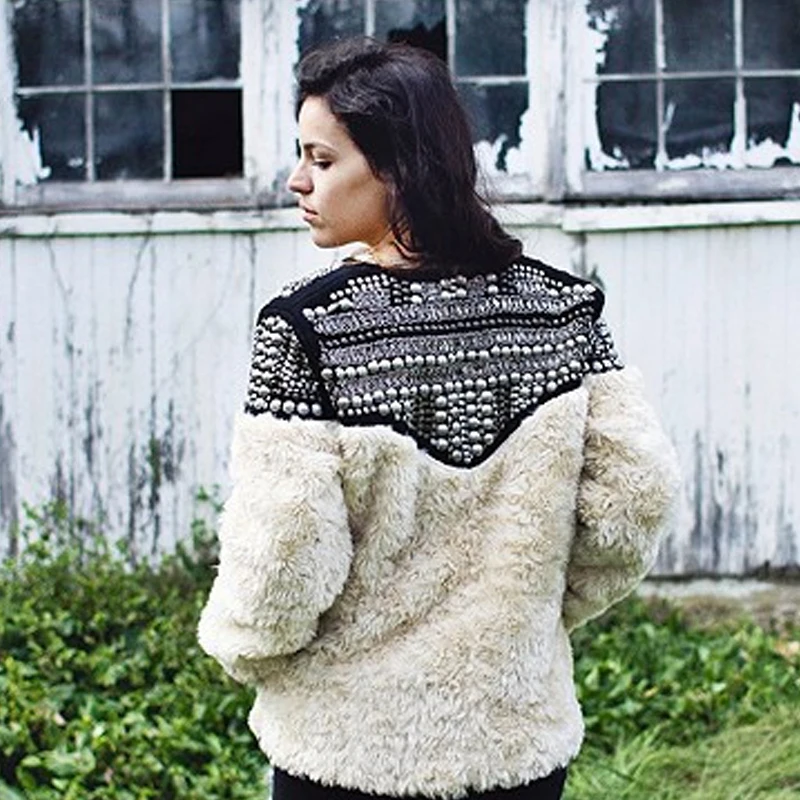 Женское пальто с кроличьим мехом бежевое толстое теплое длинным рукавом и