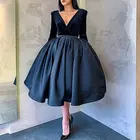 Велюровое вечернее платье с V-образным вырезом и длинными рукавами