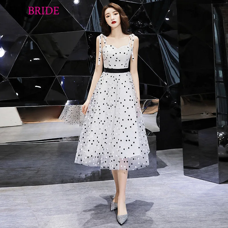 Черное коктейльное платье в горошек с глубоким круглым вырезом без рукавов