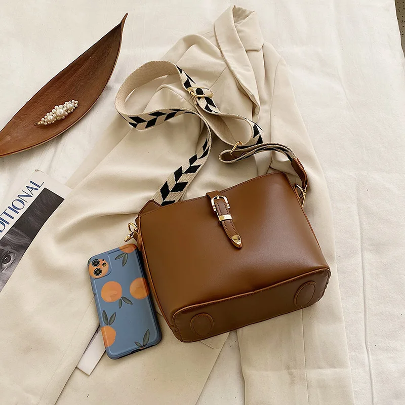 

2021 Ladies Casual Bucket Bag For Women Luxury Designer Bag Wide Shoulder Strap Crossbody Fashion Messenger Bag Retro Female