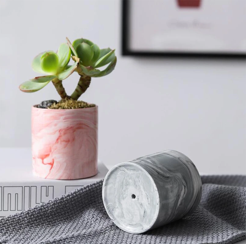 Маленький керамический цветочный горшок с мраморным узором для выращивания