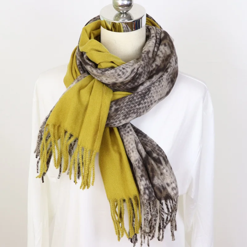 

Шарф женский, зимний, теплый, со змеиным принтом и кисточками