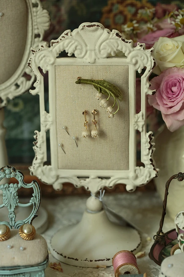 

tabletop stand handcrafted white retro Jewelry Display Ideas