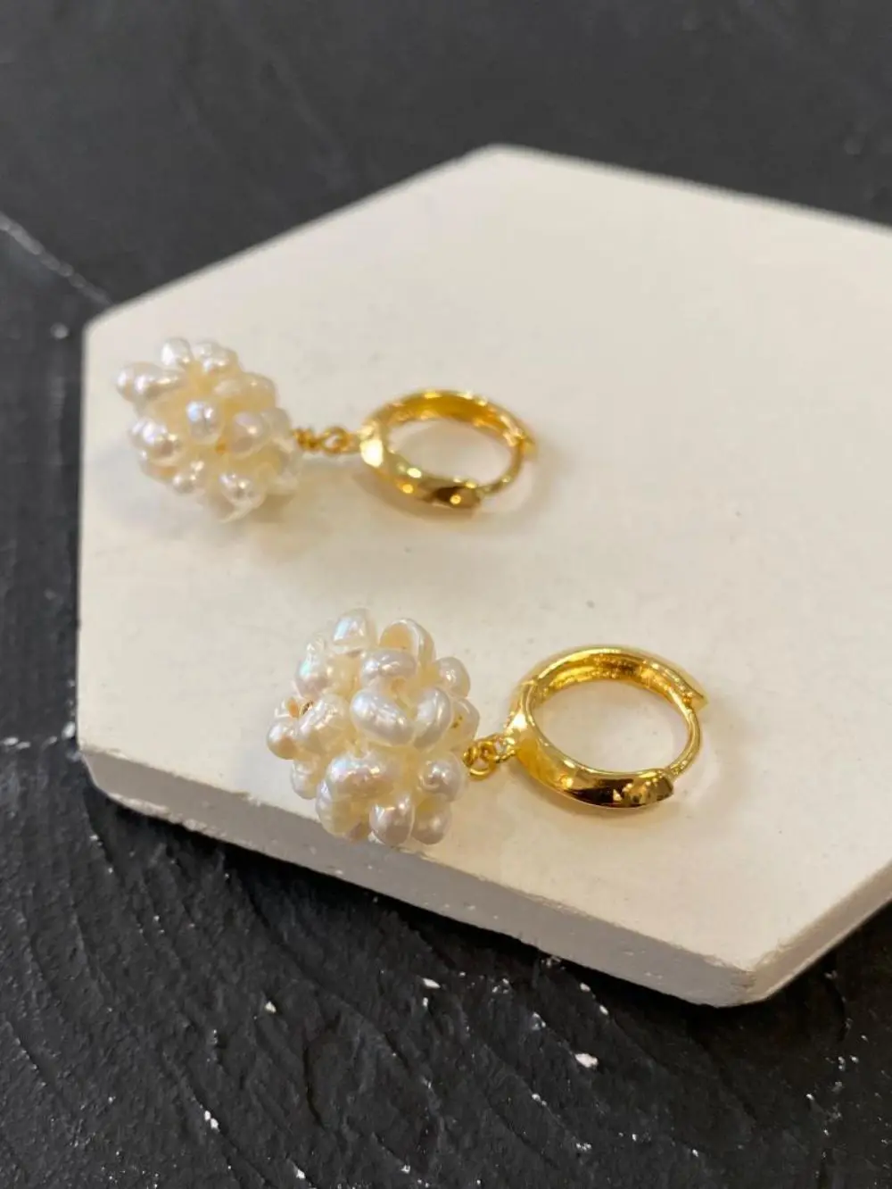 

RISPADA EH28038-H17 Elegant natural pear flower shape l hoop earrings