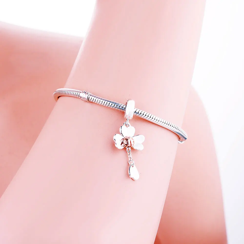 Кулон из четырехлистного клевера с подвеской в виде божьей коровки розового