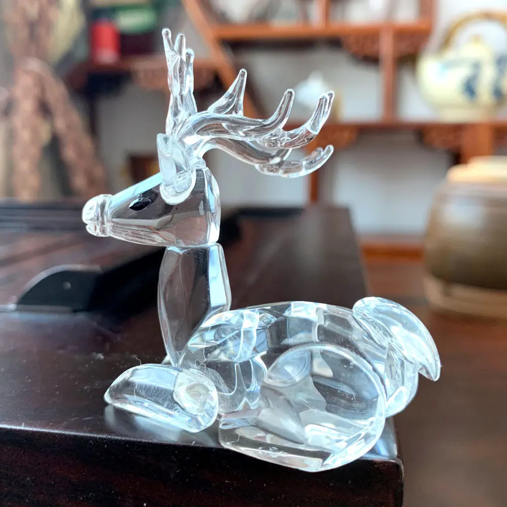 Микро скульптура из хрустального милого оленя как прозрачное стекло искусство