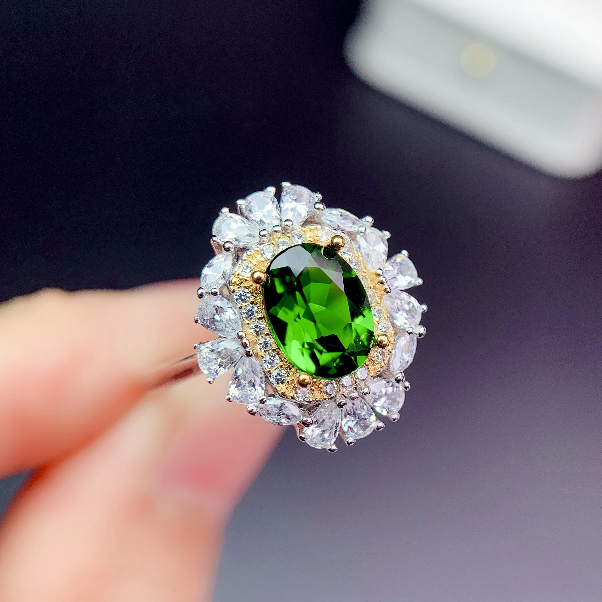 

Винтажное женское кольцо QTT с зеленым цирконом, роскошное обручальное кольцо, обручальные кольца с овальным кристаллом для женщин, ювелирны...