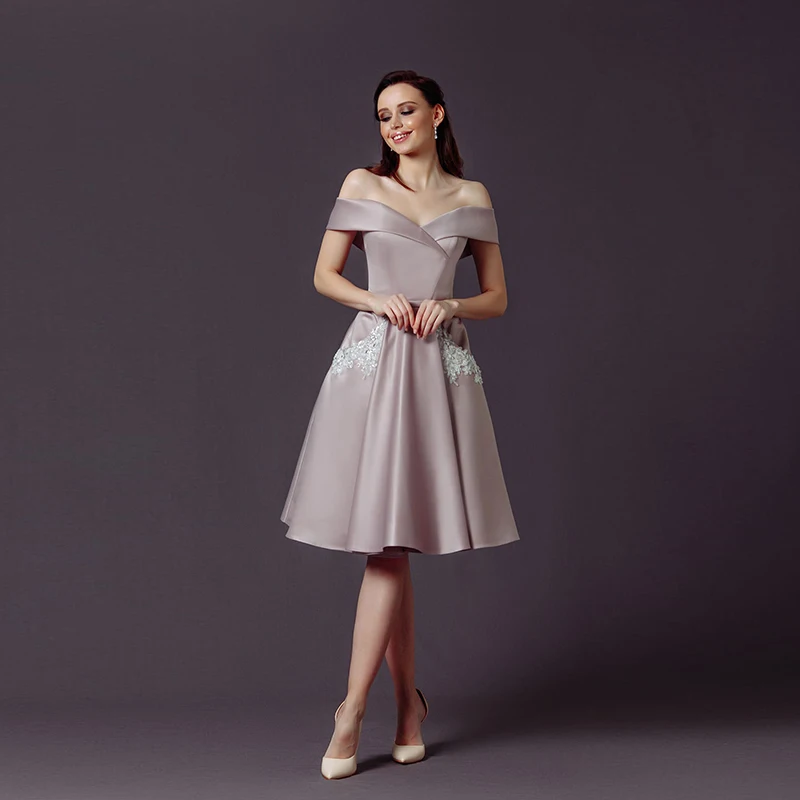 

2021 New Arrival Charming Short Maid of Honor Gowns Off Shoulder Sleeves Strapless Appliqued Wedding Guest Dresses Lace Up Back