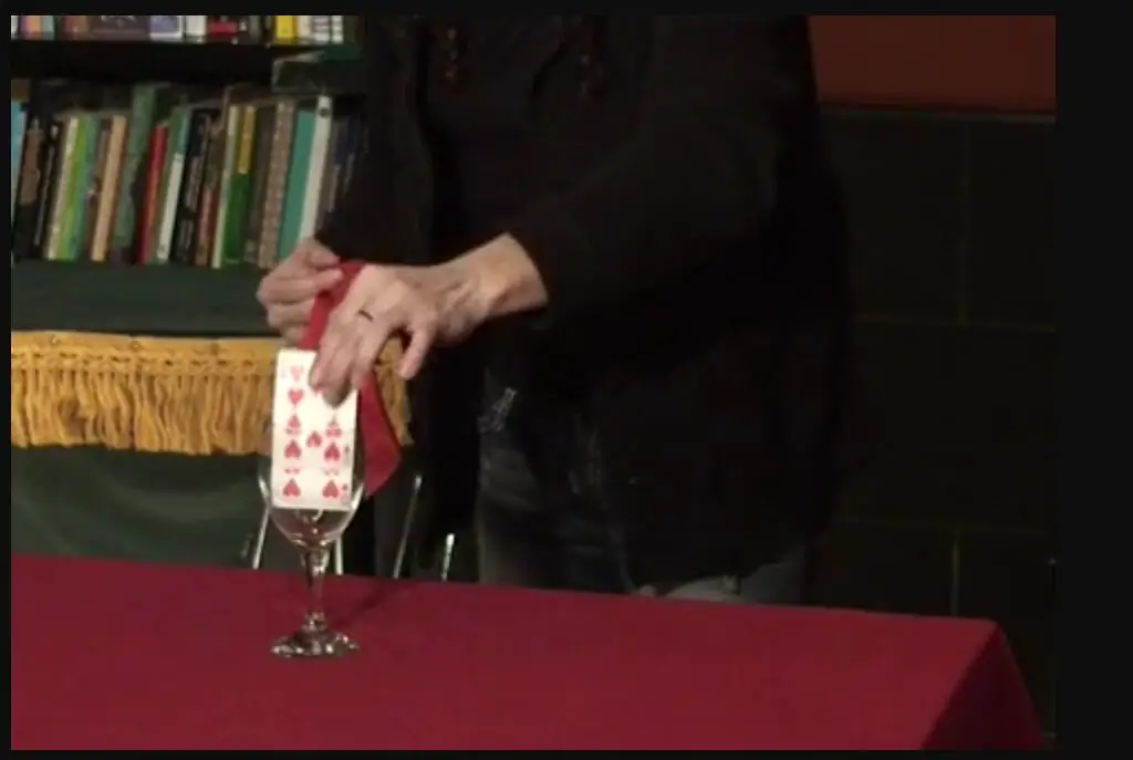 

2020 Cartas en Los Hombros by Hernan Maccagno , magic tricks (no props)