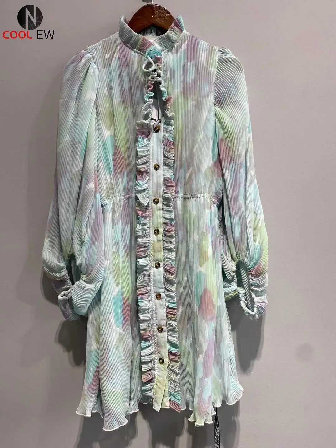 

Женское Стильное короткое платье с длинным рукавом, цветным принтом и оборками на шее