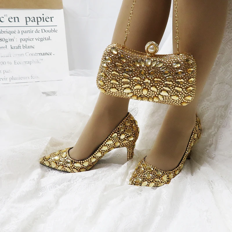 Свадебные туфли цвета шампанского с острым носком и сумочкой в комплекте женские