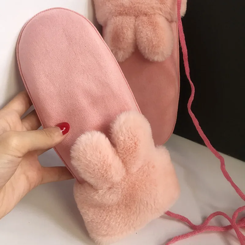 Перчатки однотонные утепленные с лямкой на шее зимние теплые мягкие уютные