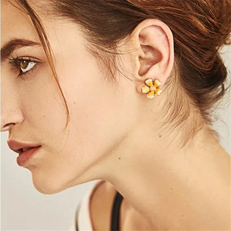 

South Korean fashion and personality temperament stud earrings asymmetry of female flower bee earrings lovely elf earrings