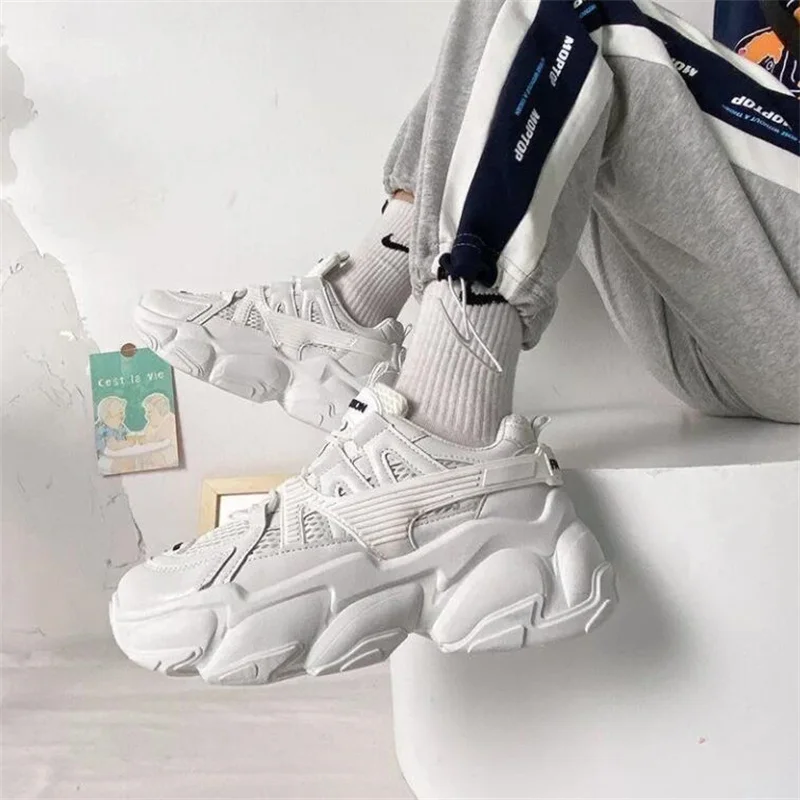 Женские классические кроссовки на массивной платформе Белые Повседневные в