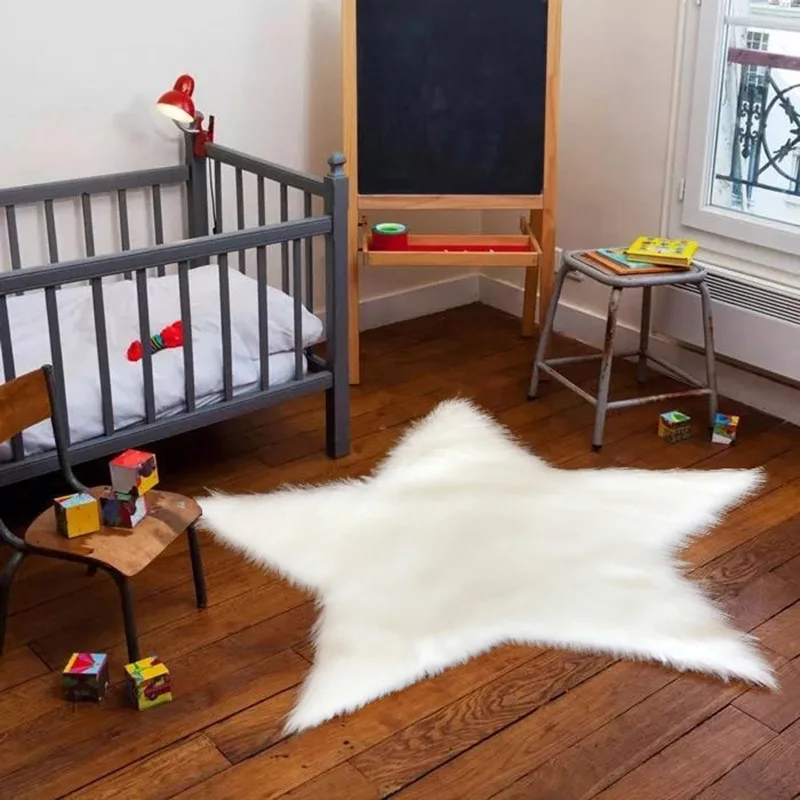 Длинный меховой ковер с пятиконечными звездами белый из искусственной овечьей