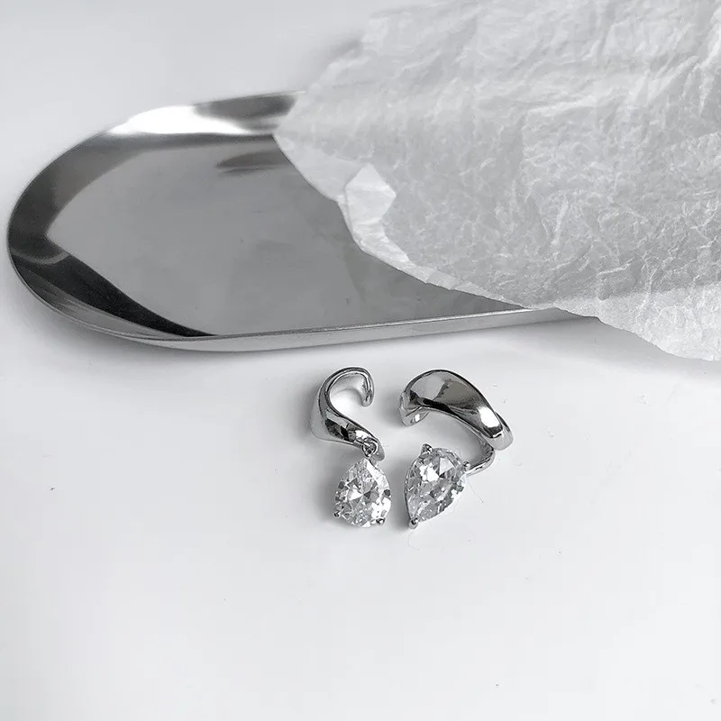

2021 New Korean Fashion Shiny Crystal Heart Modelling Drop Earrings Contracted Sweet Fresh Small Senior Women Earrings Fine