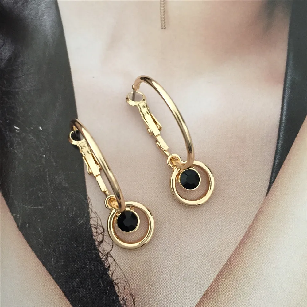 Серьги-кольца женские повседневные с черным камнем и круглыми подвесками