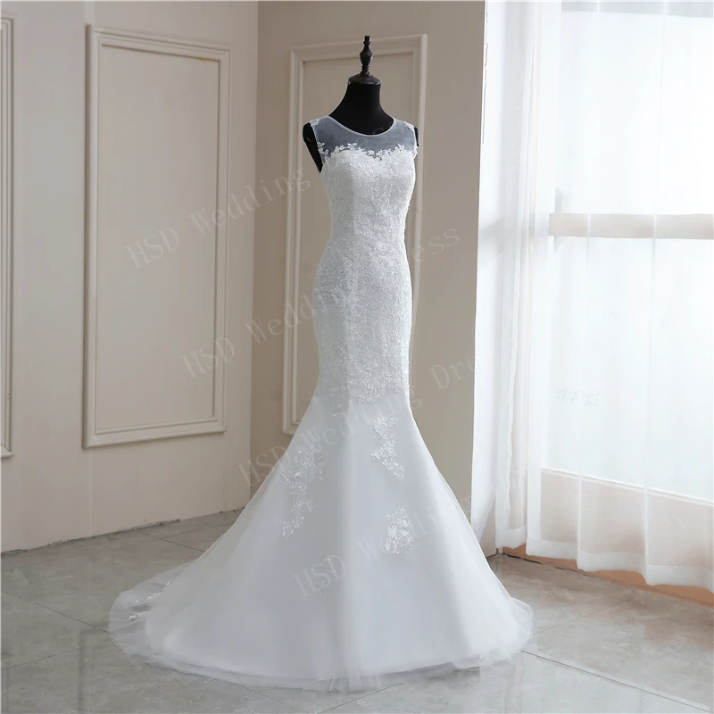 Платье свадебное кружевное с круглым вырезом и аппликацией юбкой годе со шлейфом