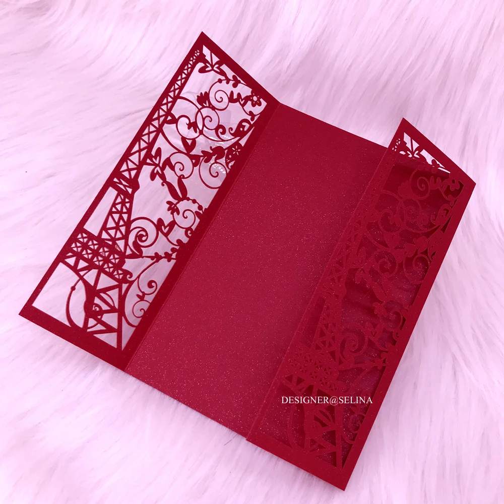 Красная башня сложенные свадебные приглашения с бордовой лентой мерцающий