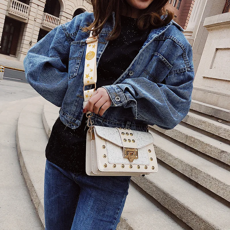

Высококачественная универсальная квадратная дамская сумка в западном стиле с заклепками и блестками, с металлическим замком, модная униве...