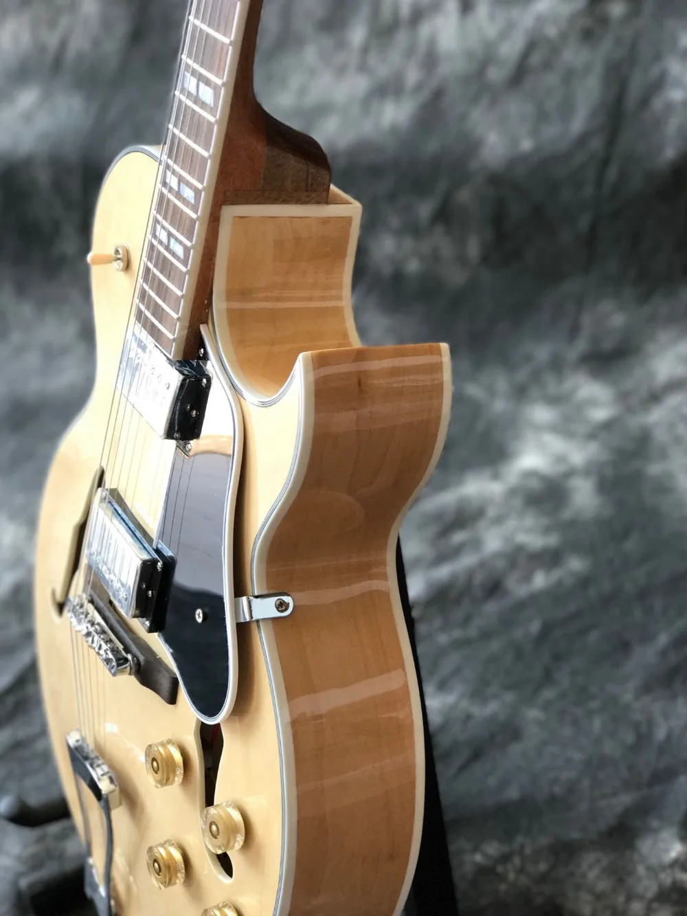 Пользовательская F электрическая гитара jazz с полым корпусом, черная накладка на 6 отверстий jazz gitaar, система vibrato. Реальные фотографии