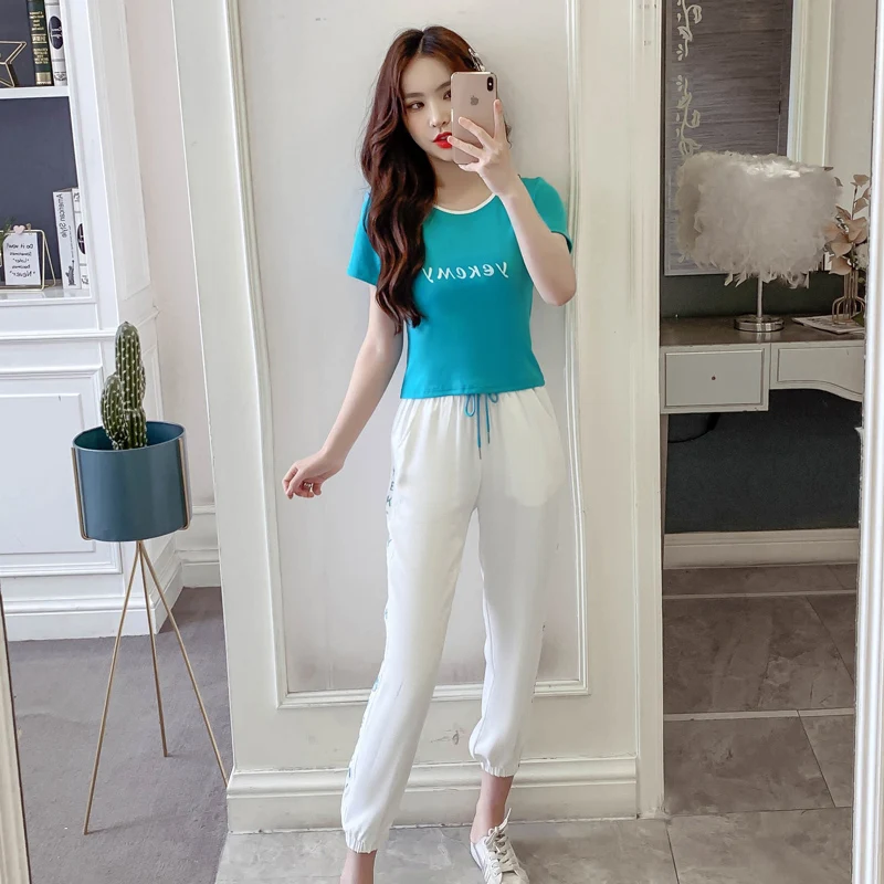 Женский костюм из двух предметов облегающая короткая футболка с открытой спиной