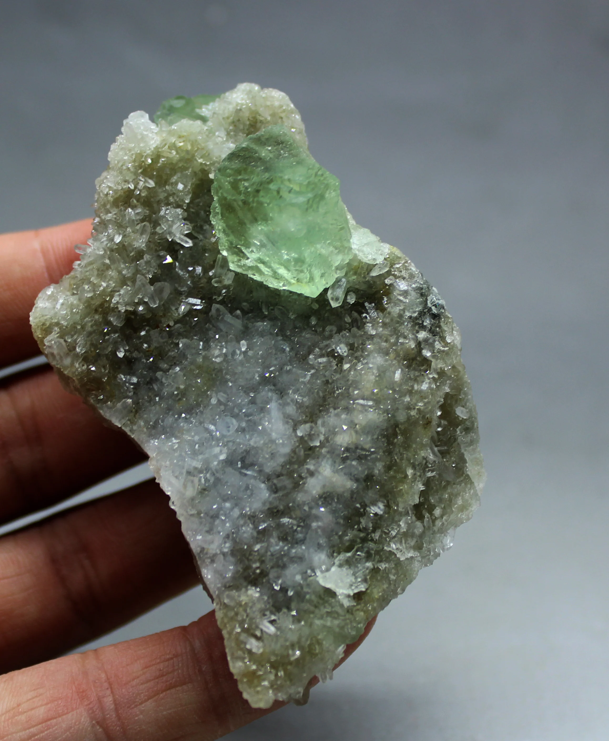 Натуральный зеленый Камедь из флюорита минеральный образец камень и кристаллы