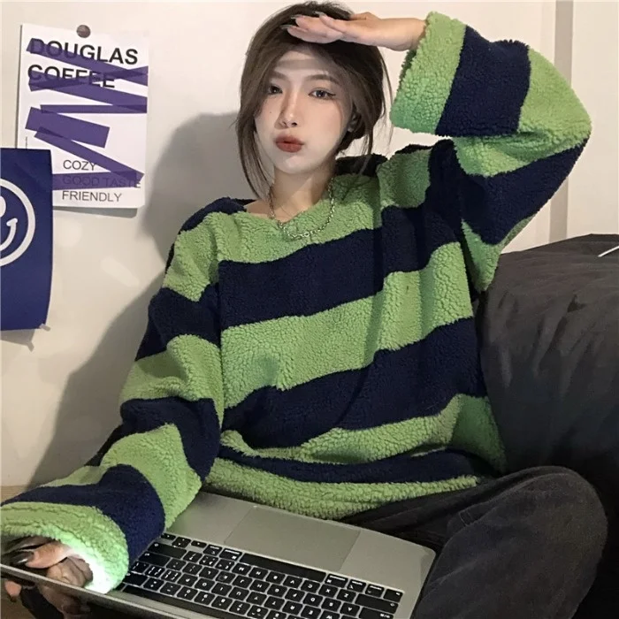 Свободный теплый утолщенный свитер в контрастную полоску с длинным рукавом