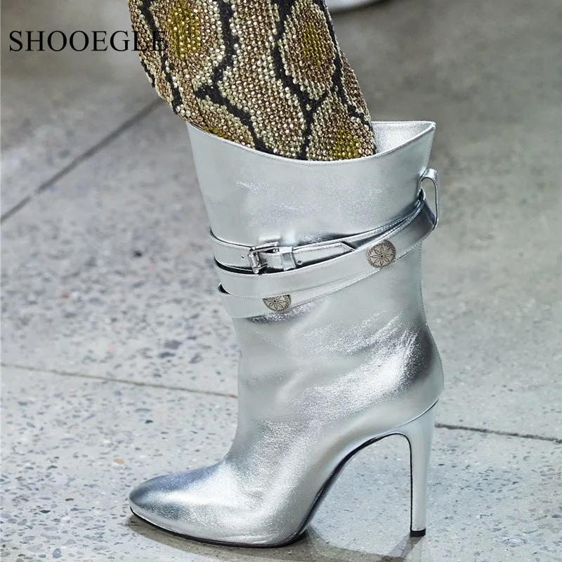 Женские ботильоны с пряжкой на ремешке серебристые острым носком тонком высоком