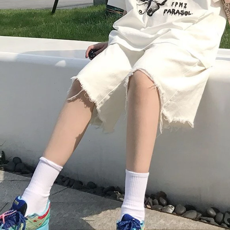 

Для мужчин Для женщин Для мужчин рваные шорты для женщин Harajuku летние белые брюки мужские пляжные шорты в стиле улззанг, в Корейском стиле, в ...