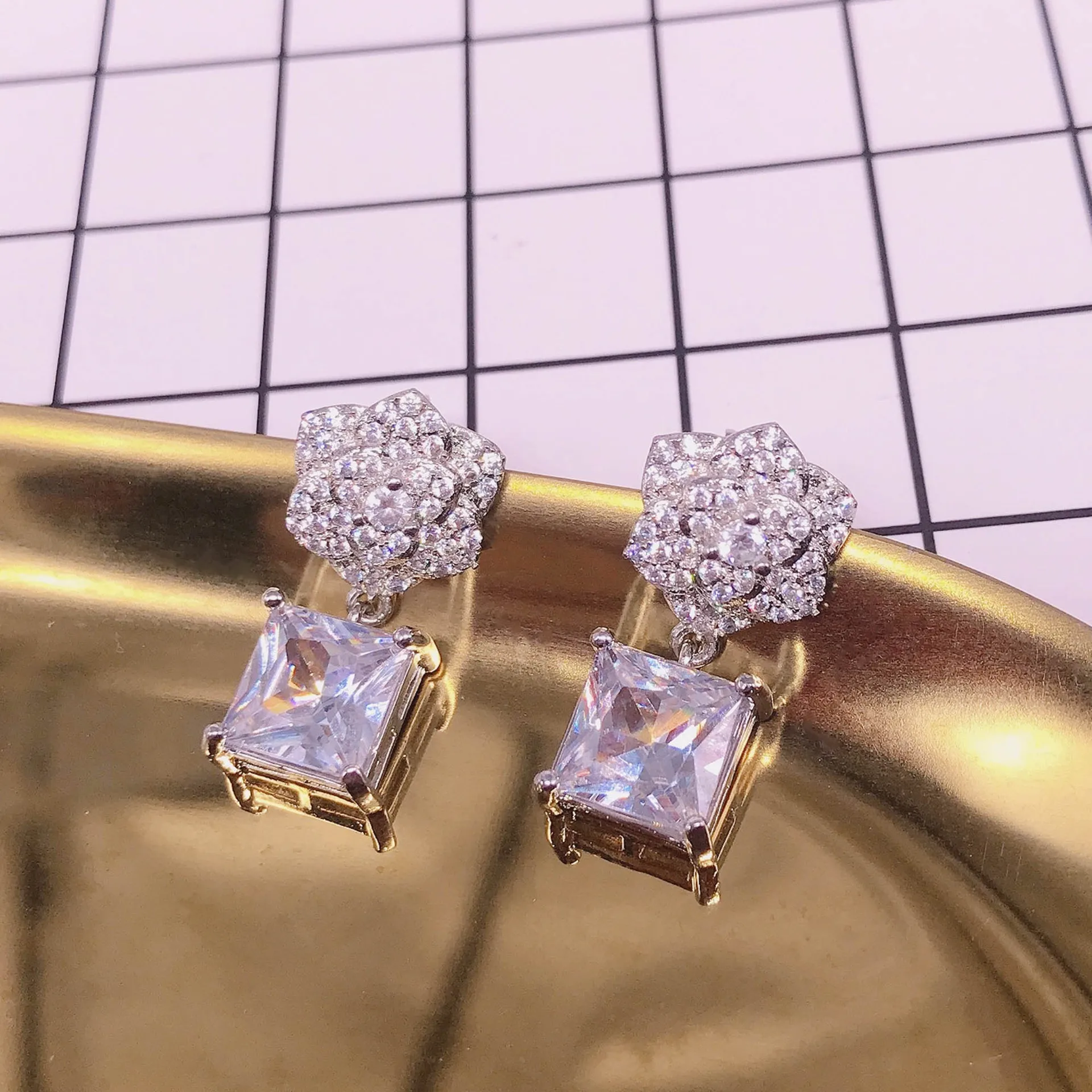 Модные изысканные серьги-гвоздики с камеллией из циркона женские блестящие