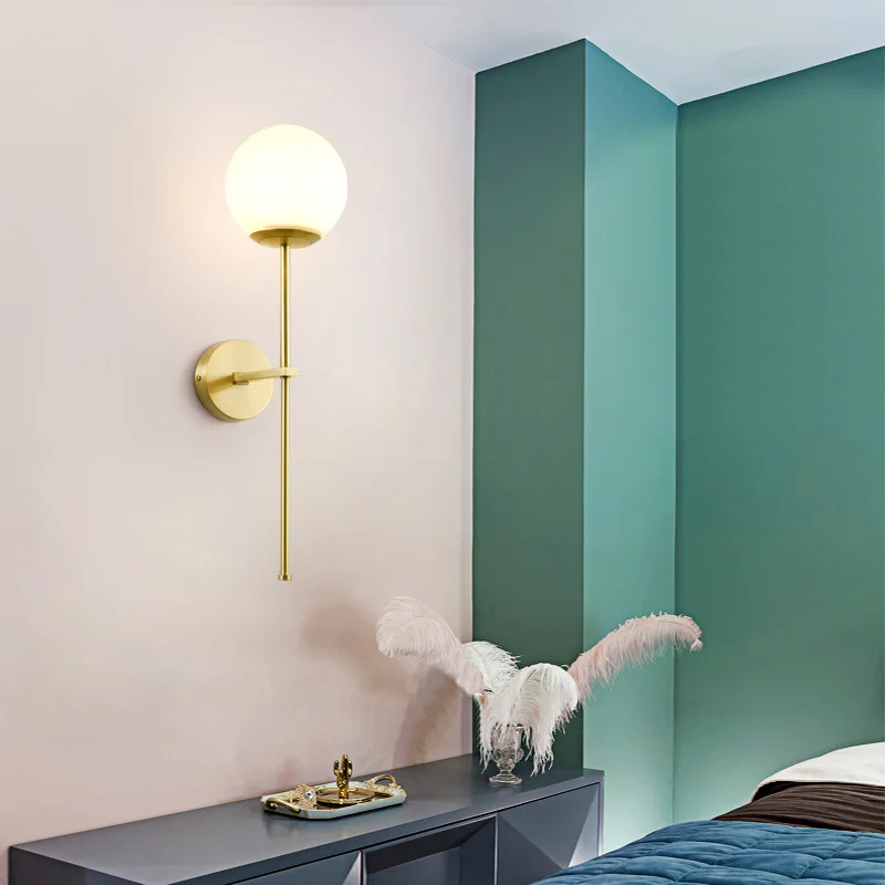 Современный простой настенный светильник для гостиной из латуни и стекла