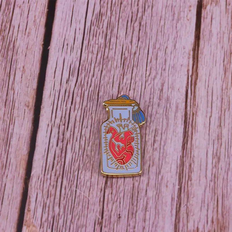 

High Quality Copper Material Anatomical Heart Pin Medical Anatomical Brooch Neurologist and Nurse Lapel Pin Bag Badge Gift