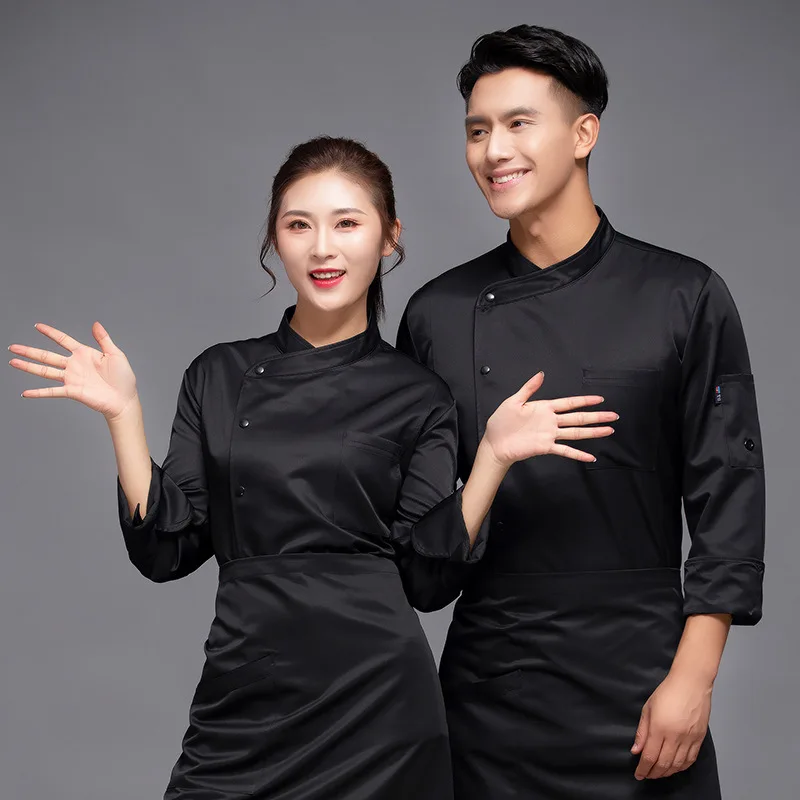 Гостиничный шеф-повар осень/зима на кухне отеля после выпечки с длинными