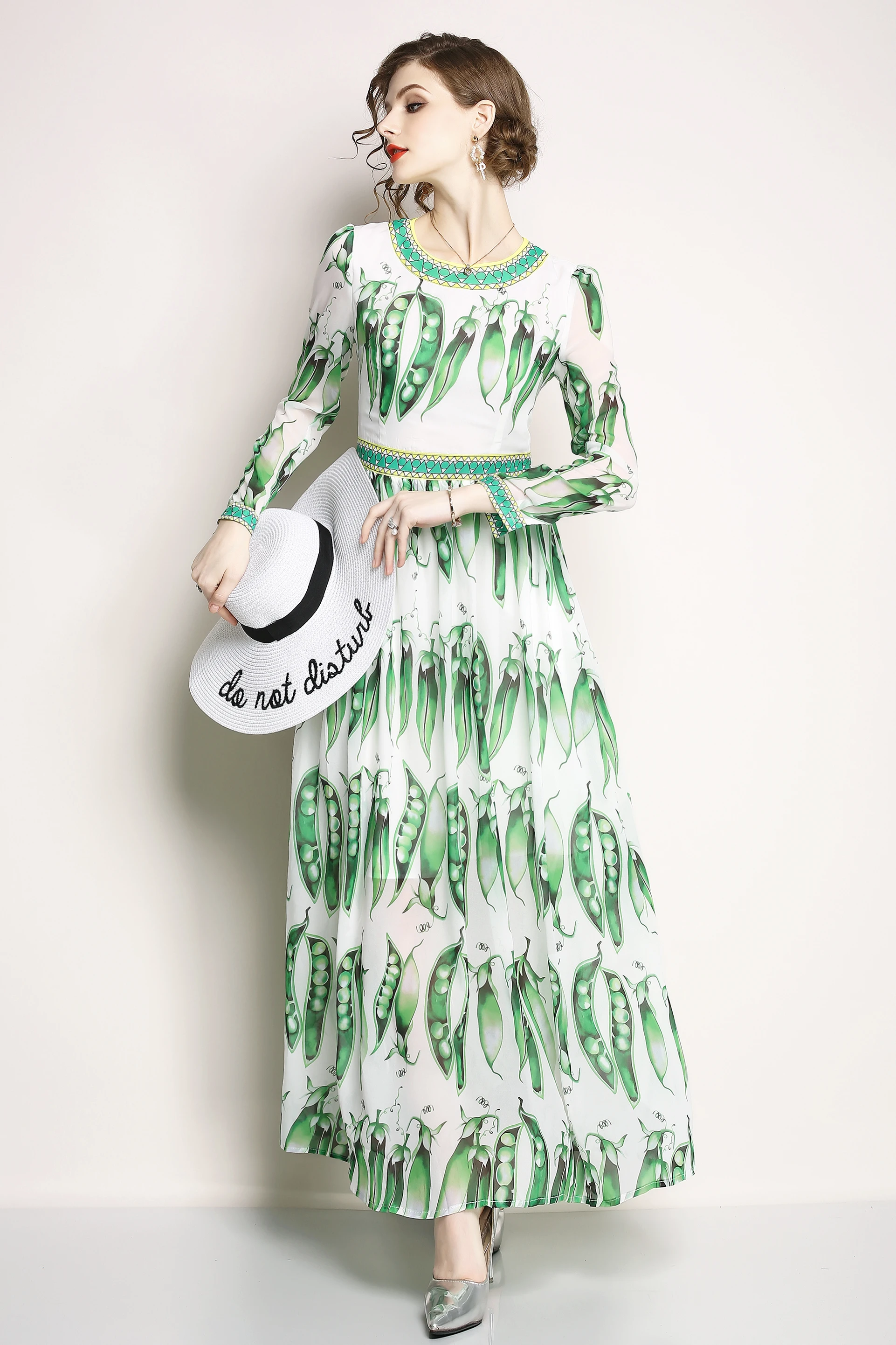 Длинное платье с круглым вырезом и длинными рукавами принтом в виде капюшона до