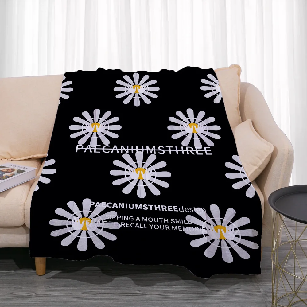 

Fresh Chrysanthemum Solid Color Printed Flannel Light and Comfortable Sofa Bed Soft and Warm Plush Home Bed Wrapped Tapestry