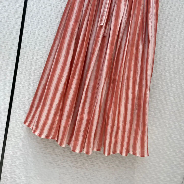 

Spring/Summer women's new French elegant commuter stripes are dyed fluffy tight midi skirts