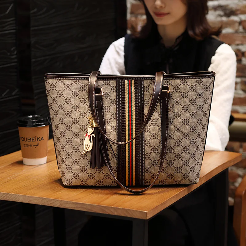 

Brand Designer Women Single Shoulder Bag Large Capacity Tassel Bucket Handbag High Quality Pvc Leather Totes Shopping Bag Flower