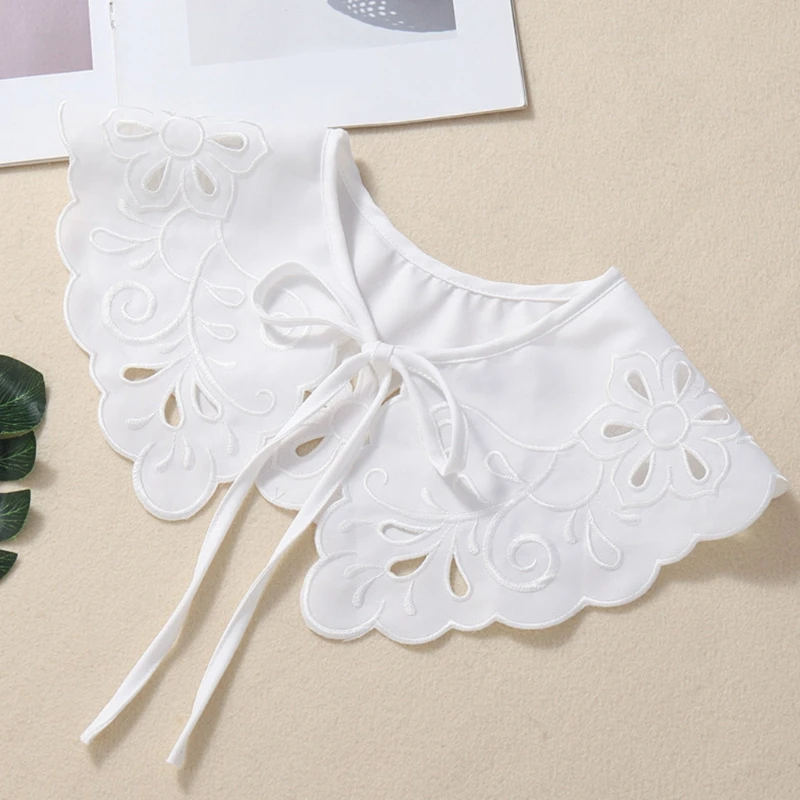 Накидка-пончо Женская со съемным искусственным воротником и вышивкой |