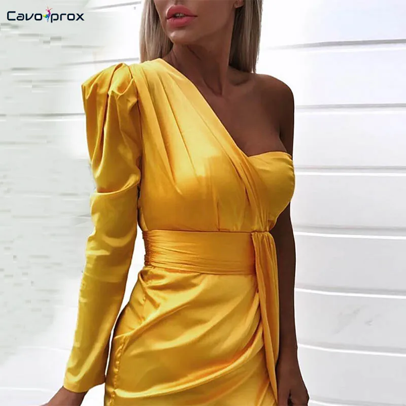 Женское асимметричное платье на одно плечо с рюшами высоким разрезом длинным