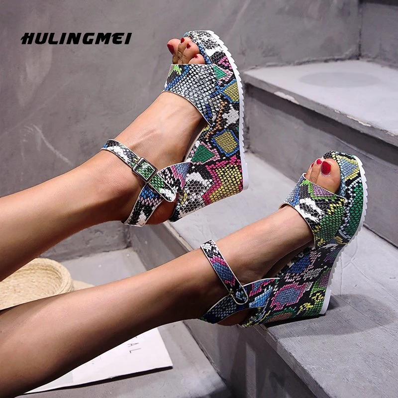 Женские босоножки на танкетке со змеиным узором сандалии гладиаторы с ремешком