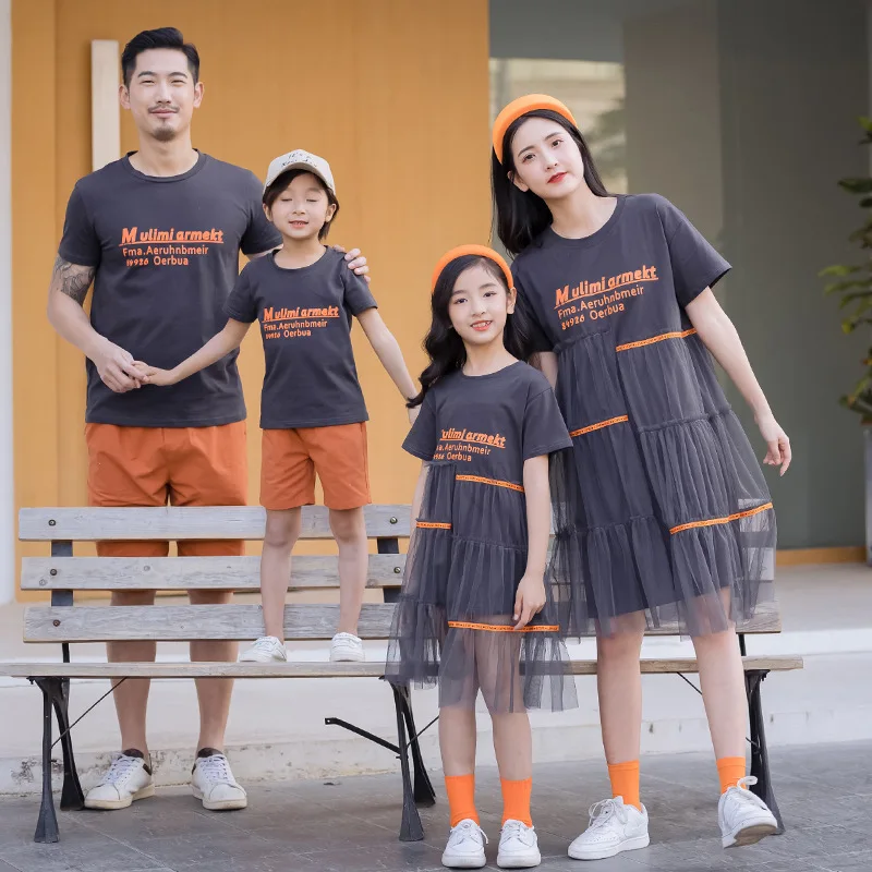

Летние одинаковые комплекты для семьи; Одежда для мамы и дочки, платья из фатина для папы футболка для сына и шортами семейная одежда праздн...