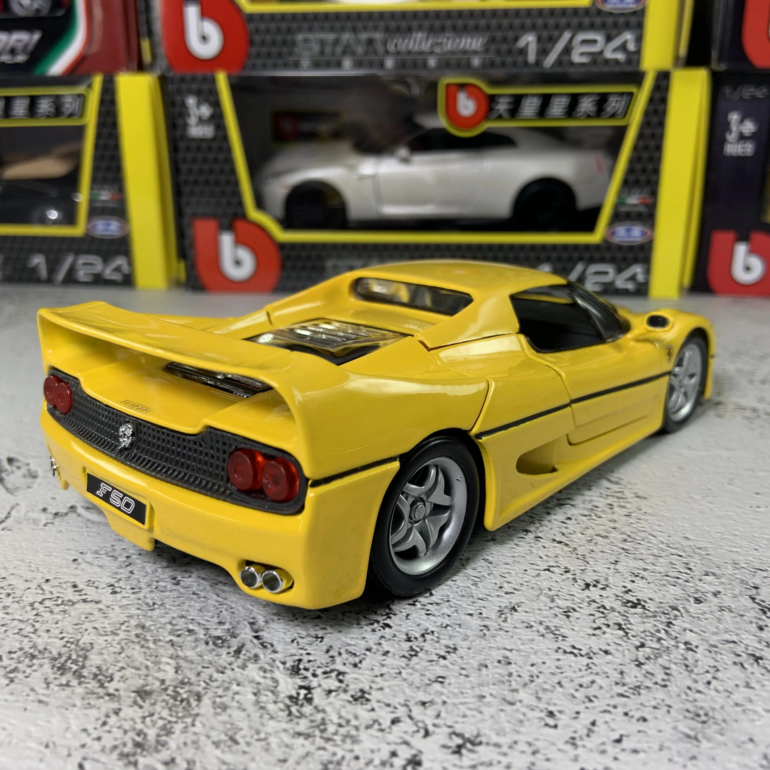 Bburago 1:24 Феррари F50 красный автомобиль модель для литья под давлением из металла