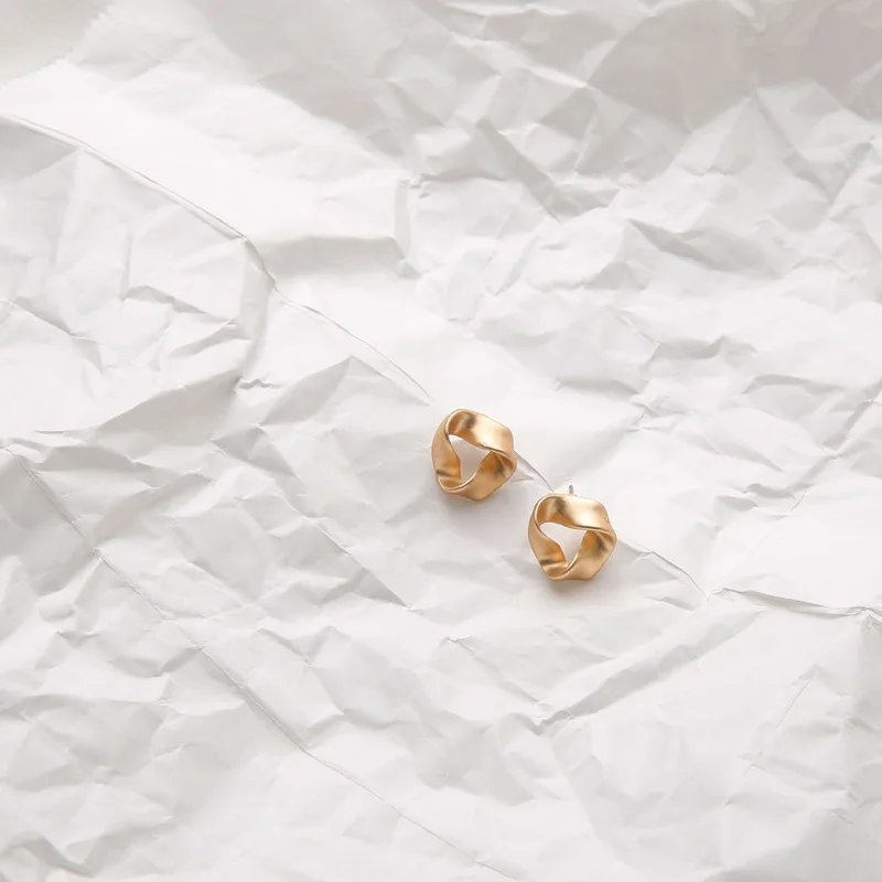 Матовое золото Цвет твист серьги со шпилькой для женщин диск неправильной формы