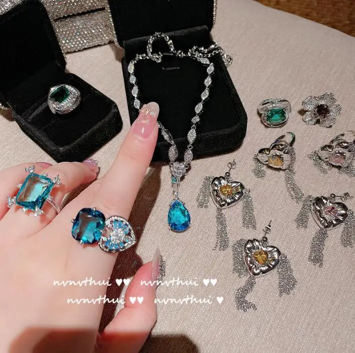 

Кольцо с синим пламенем и драгоценными камнями, кольцо, многогранное ювелирное изделие с цирконом, бабочкой, летающим сверкающим драгоценн...