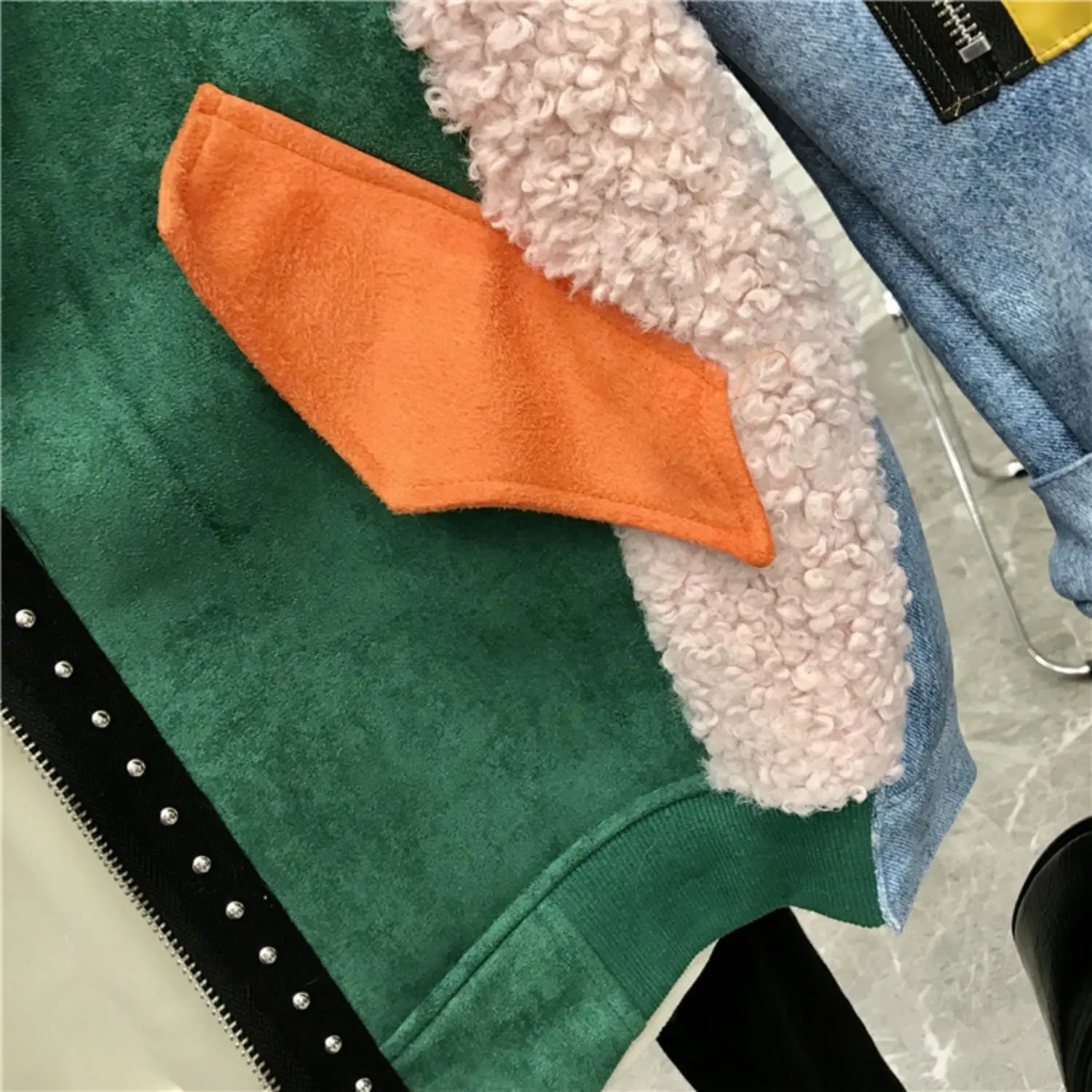 

2021 spring and autumn new badge patch contrast color stitching loose lamb coat fur one thick coat women tide