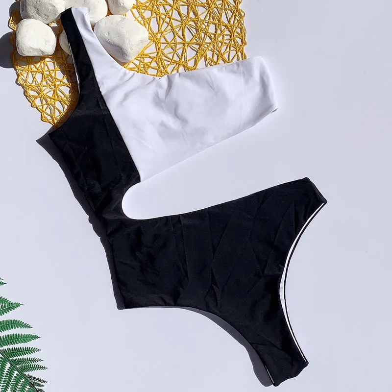 Соблазнительный слитный купальник в стиле пэчворк белого и черного цвета бикини