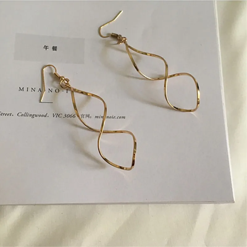 Новые простые спиральные изогнутые длинные висячие серьги для женщин 2019