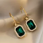 Серьги-подвески женские геометрической формы с зелеными кристаллами